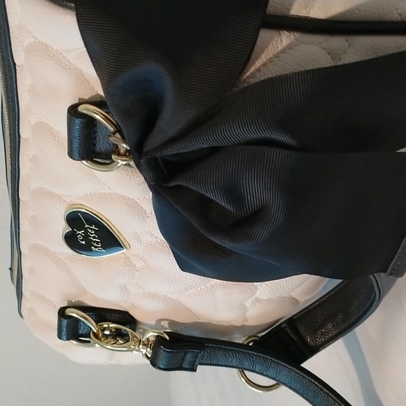 XOX BETSY JOHNSON PURSE Cream, Black, and Gold Heart Bag. - Picture 3 of 14